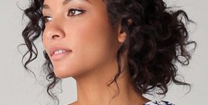 coupe-cheveux-frises-femme-metisse-600x303